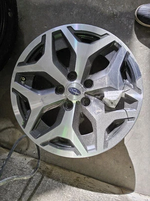 Llanta Subaru Forester 2019-2024 aleación 17x7 6 radios en Y mecanizada con bolsillos grises Foto 1 de 4