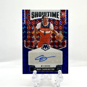 2024-25 Panini Mosaic Bub Carrington RC Rookie Showtime Auto Blue Mosaic #25/35 - Foto 1 di 2