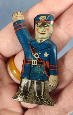 Juguete vintage Cracker Jack Penny Premium Giveaway Cop  Foto 1 de 4