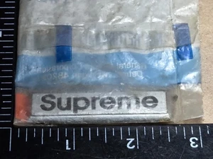 NOS OLDSMOBILE CUTLASS "SUPREME" EMBLEMA PUERTA DELANTERA 20561676 (6237) - Imagen 1 de 6