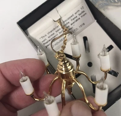 Lámpara de araña de latón para casa de muñecas 6 brazos 12 voltios eléctrica escala 1:12 de Houseworks NOS Foto 1 de 4