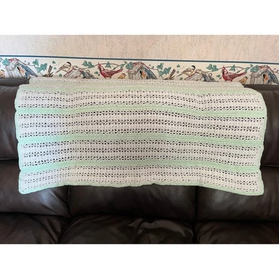 Manta de bebé de ganchillo hecha a mano afgana verde menta blanca decoración de guardería 44" x 30" Foto 1 de 2