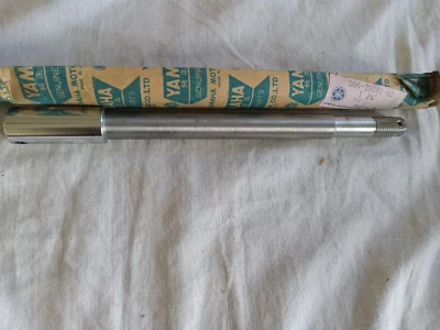 Eje de rueda delantera Yamaha XS2 1972 PT#306-25181-00 NOS OEM Foto 1 de 3