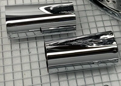 Harley CROMO 2018-24 FAT BOY FLFBS Softail CUBIERTAS DE HORQUILLA SUPERIOR INTERCAMBIO DE CENCERROS Foto 1 de 4