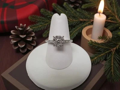 10 Kt. Anillo con racimo de diamantes de oro blanco talla 7 (2,77 g) Foto 1 de 4