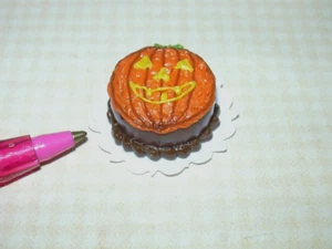 Miniature Town Square Halloween JACK FACE Cake, 1 1/8" Diam. DOLLHOUSE 1:12 - Picture 1 of 1