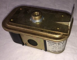 New In Box Johnson Controls P32AF-1C Differential Air Pressure Switch - Picture 1 of 3