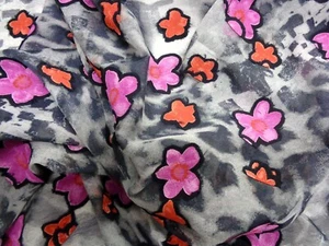  Crepe Georgette,140 cm breit,  3-D Applikation, Meterware, grau, fuchsia - Bild 1 von 4