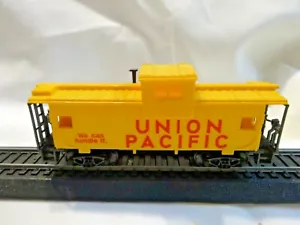 AHM Model Train Union Pacific We Can Handle It Yellow Caboose Car HO - Imagen 1 de 7