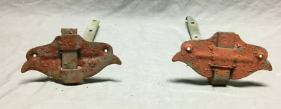 Antiguo par de tacos para pájaros protectores de nieve de techo rojo de colección antiguos más disponibles 966-25B Foto 1 de 4