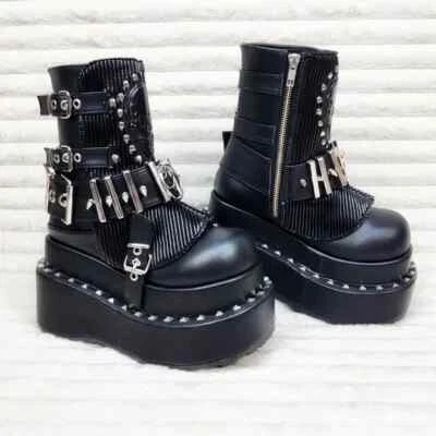 Botas de tornozelo plataforma Bear 150 góticas punk cravejado e remendo de caveira preto fosco DEMÔNIA  - Imagem 1 de 4