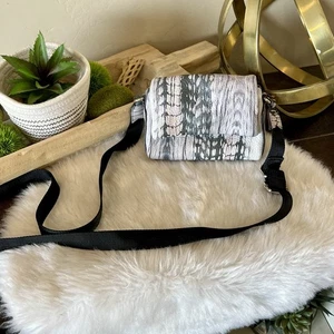 Mini Cartera Bandolera de Cuero con Estampado de Plumas Aimee Kestenberg-Broadway - Imagen 1 de 5