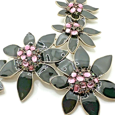 Colar de flores esmaltadas pretas COLDWATER CREEK rosa e roxo declaração de strass - Imagem 1 de 4