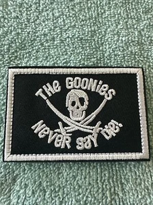 THE GOONIES NEVER SAY DIE 2x3 bestickt Moral Patch Haken Rückseite brandneu - Bild 1 von 4
