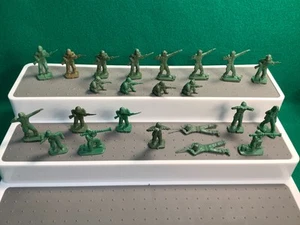 VINTAGE PAYTON 45MM PLASTIC ARMY SOLDIERS - Picture 1 of 8