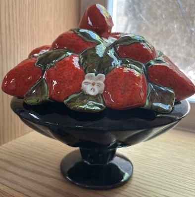 Plato Cubierto Cerámica Fresa Vintage Pintado Acabado Brillante Pedestal Negro Foto 1 de 4