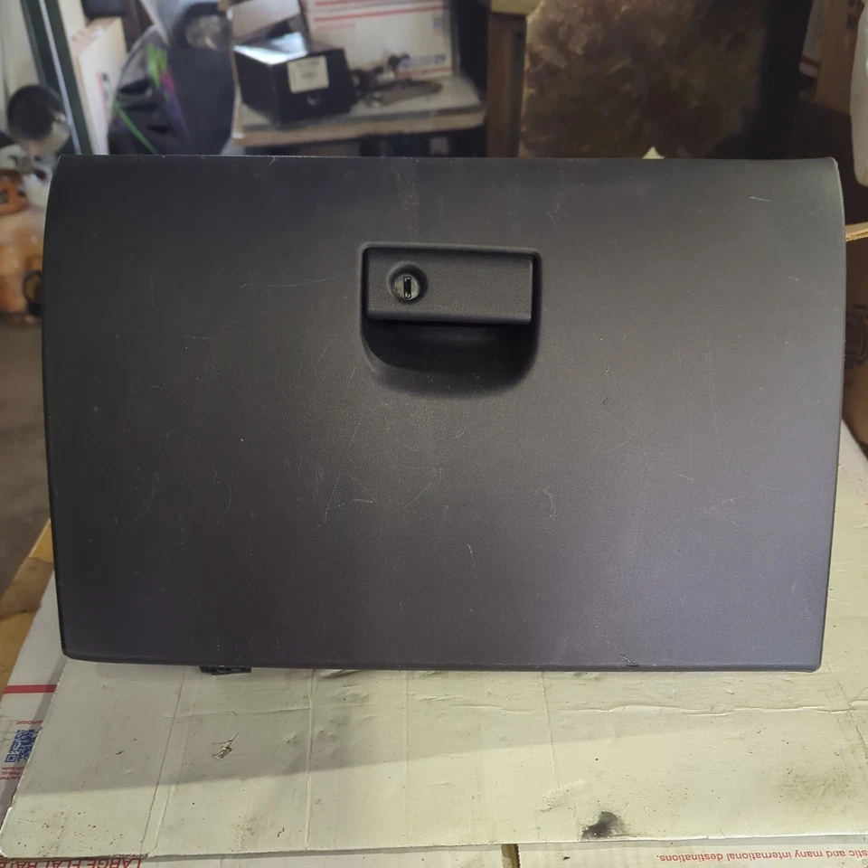 04-11 MAZDA RX8 GUANTERA COMPARTIMENTO DE ALMACENAMIENTO MONTAJE NEGRO OEM Foto 1 de 3