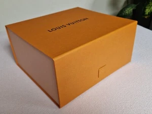 Original Louis Vuitton - Box / Karton mit Druck Verschluss - 30 x 27 cm groß - Bild 1 von 12