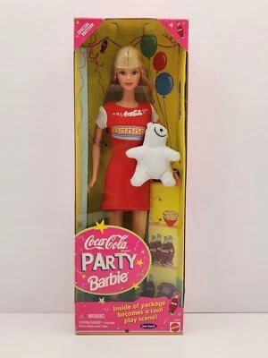 Barbie de fiesta marca Coca-Cola MATTEL EDICIÓN ESPECIAL con oso Coca-Cola de peluche Foto 1 de 4