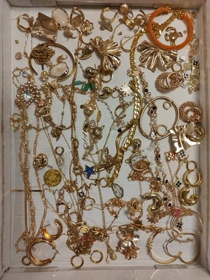 Lot Bijoux 490Grs ancien divers Jewellery doré Plaqué? or 18k? Rare Vintage A151 - Immagine 1 di 4