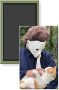 Michael Myers Halloween Bösewicht hält kuscheliges Kätzchen Katze Kühlschrankmagnet 2 x 3 - Bild 1 von 3