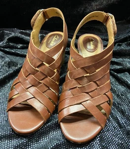 Sandalias cómodas Clarks artesanales tejidas marrón con correa punta abierta tacón grueso talla 7 - Imagen 1 de 6