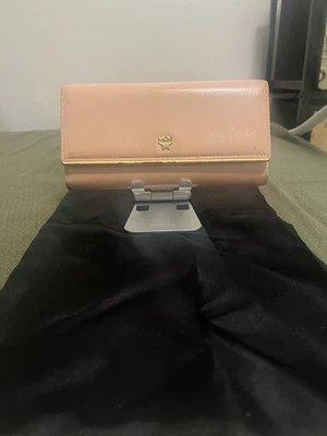 Cartera compacta de cuero rosa MCM de colección hecha en Italia cierre a presión Foto 1 de 4
