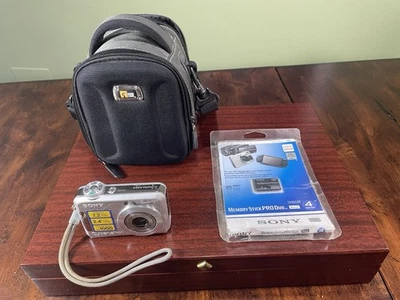 SONY DSC-S700 Cyber-Shot 7.2MP Digital Still Camera with 4GB Memory Card & Case - Image 1 of 4