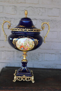 Vase vintage bleu cobalt limoges décor porcelaine couvercle scène victorienne