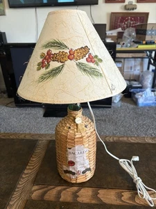 Bottiglia in vetro verde Bacardi vintage con coperchio cesto in vimini intrecciato con manico lampada - Foto 1 di 8