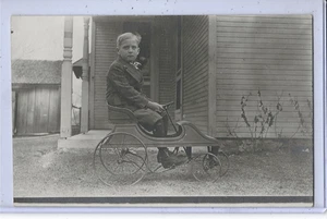 Echt Foto Postkarte RPPC - Junge im Tretwagen - Bild 1 von 2