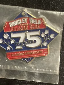 Spilla smaltata NOS vintage Wrigley Field Diamond Anniversary Cubs 75 anni 1989 - Foto 1 di 2
