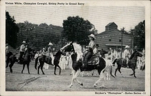 Postal Vivian White Champion Vaquera Sentada Bonita, Caballo Vintage - Imagen 1 de 2