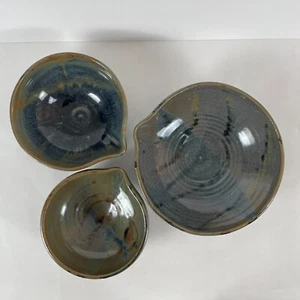 Juego de 3 cuencos mezcladores de cerámica anidados de estudio firmados de colección verde marrón azul - Imagen 1 de 21