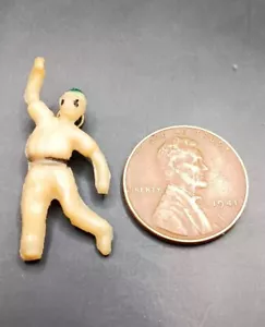 Vintage Zelluloid Mann spielen Tennis Gumball Charm Preis Cracker Jack - Bild 1 von 2