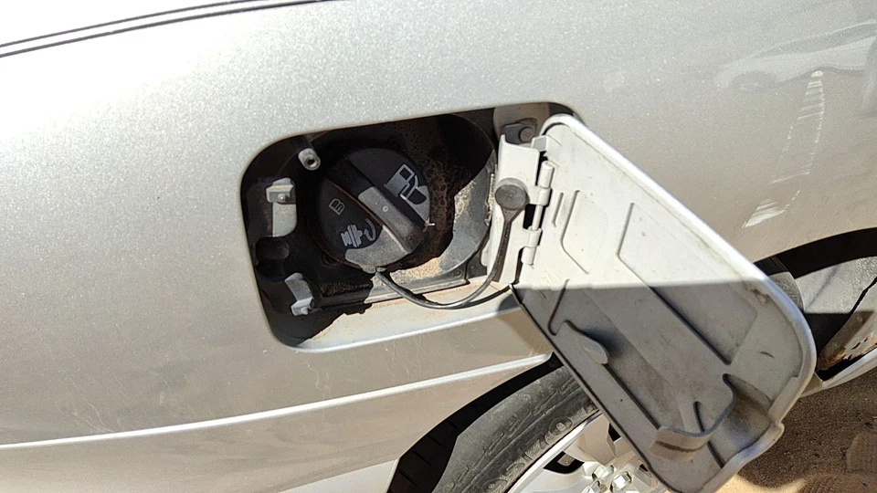 Гриф топливного бака 99-05 Pontiac Sunfire в сборе с оригинальной крышкой бензобака 2 двери 22615853 - Изображение 1 из 4