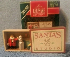 Papá Noel's Studio Hallmark Adorno de Navidad Caja de Contienda Memorias 1991 - Imagen 1 de 6