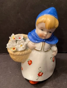 Vintage besetztes Japan "Mädchen in kleiner blauer Kapuze" Tragekorb mit Blumen - Bild 1 von 10