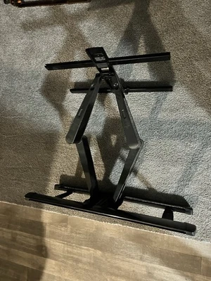 Soporte de TV Universal Ajustable con Características Giratorias e Inclinables Sanus Foto 1 de 4