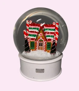 7" große Weihnachts Schneekugel Lebkuchenhaus weißer Sockel batteriebetrieben 2021 - Bild 1 von 6