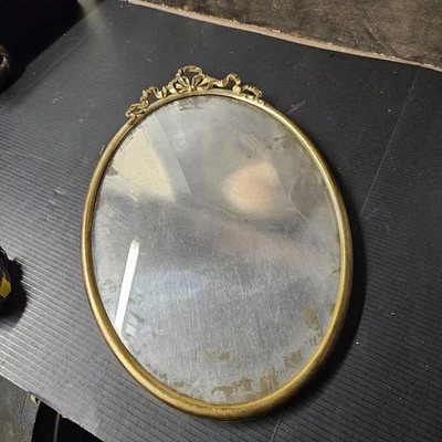 Antiguo marco ovalado de vidrio convexo burbuja de latón victoriano 14”x 20” motivo de arco de cinta Foto 1 de 4