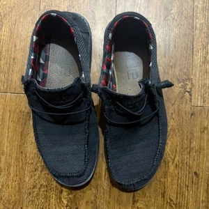 Hey Dude Wally Scarpe Sox Elasticizzate Uomo Taglia 12 Nero/Nero Slip On Vedi Abbigliamento - Foto 1 di 6
