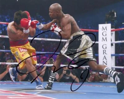 Floyd Mayweather Jr Signed Autograph 8x10 Photo - Punching Manny Pacquiao - Image 1 of 2