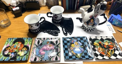 Tetera tazas platillos platos sombrerero Cheshire de Alicia en el país de las maravillas de los parques de Disney 7 piezas Foto 1 de 4