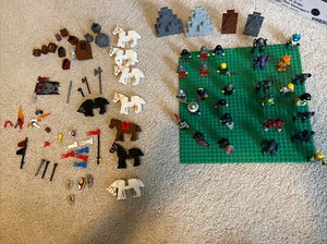 VTG HUGE LEGO CASTLE ROYAL KNIGHTS FIGURES + Halo + others - Picture 1 of 3