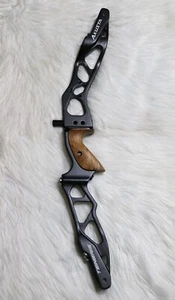 Akusta 25" Tenbris CNC Recurve Riser / Right Hand / Black - Picture 1 of 8