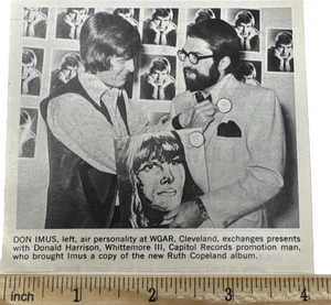Foto de periódico Don Imus y Donald Harrison con álbum de regalo de Ruth Copeland - Imagen 1 de 2