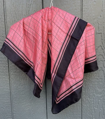 Bonita bufanda vintage 100 % seda pura salmón negra 31" x 30-1/4" cuadrada geométrica Foto 1 de 4