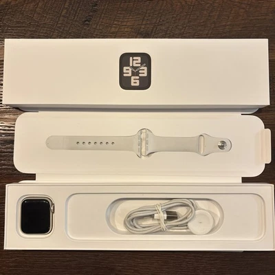 Apple Watch SE 2nd Gen 40mm Aluminum Case  Sport Band-Starlight (GPS+Cell) DESC - Image 1 of 4