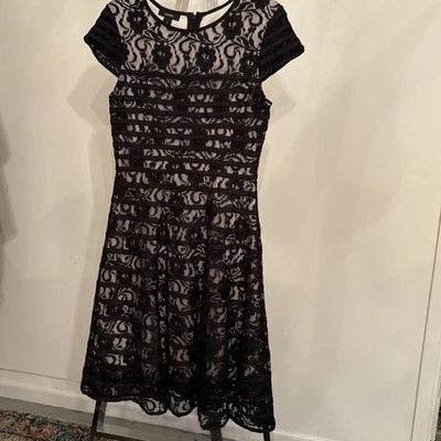 Vestido de cóctel de Alan. Talla 4. Nuevo con etiquetas. Forro negro de encaje sobre bronceado.  Foto 1 de 4